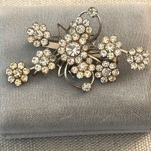 Vintage 1940’s silver tone floral spray rhinestone brooch!